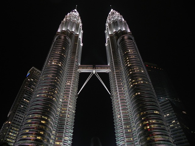 dva mrakodrapy, spojovcí most