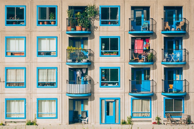 dům, modrá okna, balkony