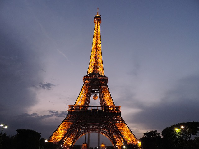 osvětlená Eiffelovka